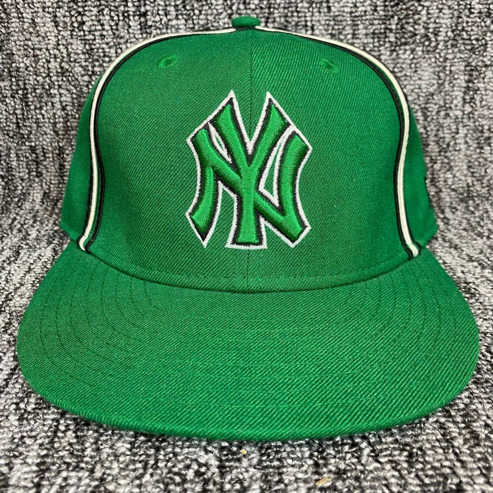 New Era 59FIFTY NY New York Yankees Fitted Hat Size 7 1/8 Green Piping Flat Brim